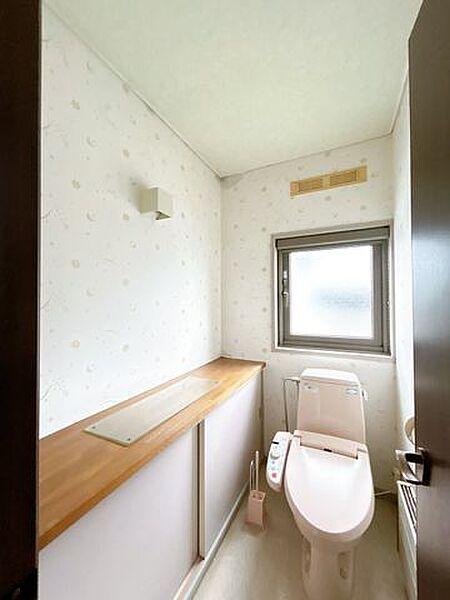 【現況】2Fトイレです。温水洗浄便座付きなので、快適な使い心地で、毎日の暮らしをサポートします。