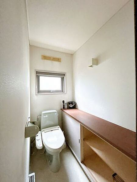 【現況】1Fトイレです。温水洗浄便座付きで、快適性にも配慮されたトイレです。毎日使う場所だからこそ、快適さにこだわった空間です。
