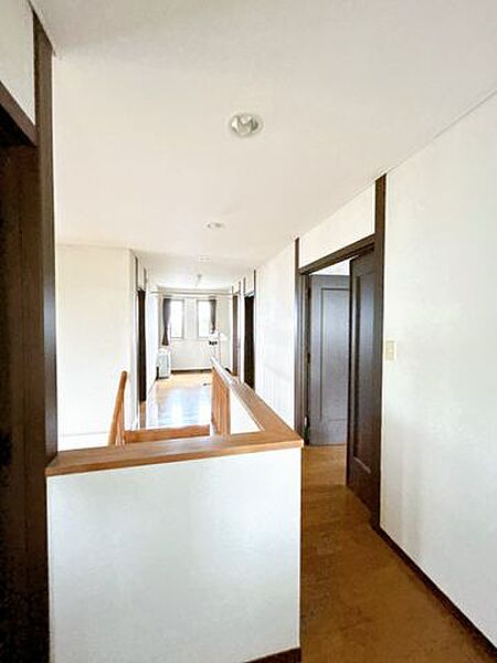 【現況】ゆとりのある2階ホール。各居室への移動もスムーズで、ご家族が使いやすい空間です。