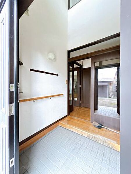 【現況】玄関ホールです。手すりがついていますので冬でも安心ですね。