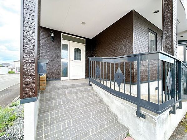 【現況】玄関ポーチの写真です。