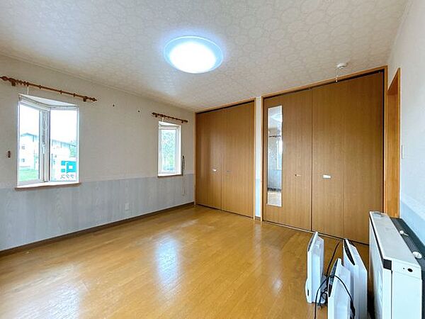 【現況】1階南西側にある約8帖の洋室です。