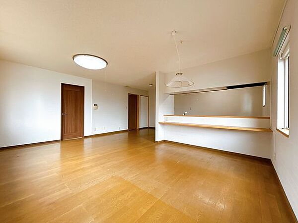 【現況】別アングルから撮影した約21帖の2階リビングです。