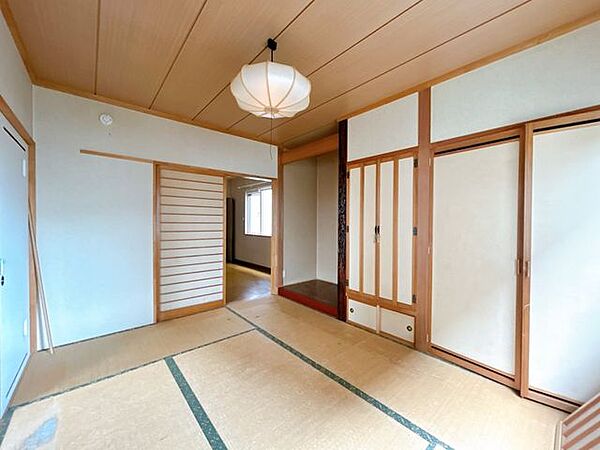 【現況】2階南東側にある約6畳の和室です。収納スペースもありますので、お部屋内をキレイに保つことができます。