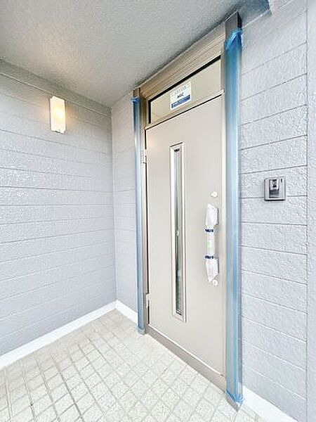 【リフォーム済　玄関ドア】玄関ドアは交換済みで、ダブルロック仕様を採用しています。毎日の出入りも安心でき、防犯性にも配慮された住まいです。