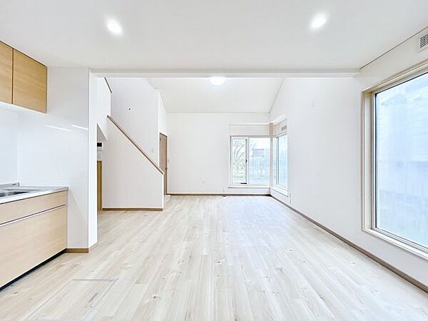 【リフォーム済　リビング】フロアタイルの上張り、クロス張替え、照明交換が施されたリビング。リビング内階段を採用し、明るく清潔感のある空間に仕上がっています。