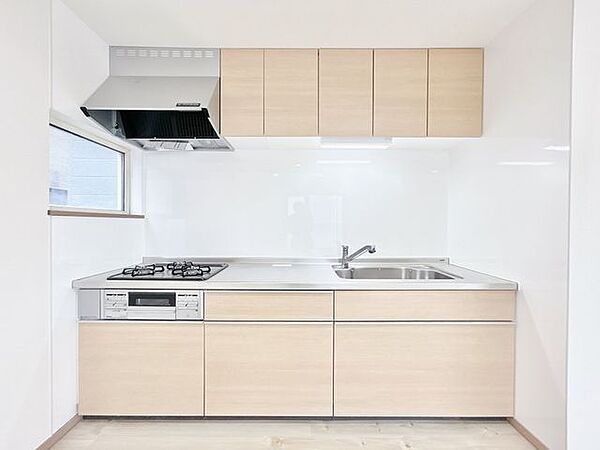 【キッチン】キッチンは新品に交換済みで、気持ちよく新生活をスタートできます。毎日使う場所だからこそ、新しい設備は嬉しいポイントです。