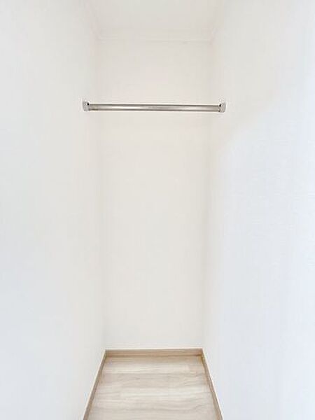 【リフォーム済　洋室6帖(西側)収納】収納にはステンレス製のハンガーパイプ付きで、衣類をそのまま掛けて収納できる使い勝手の良い仕様です。見た目もすっきり保てます。