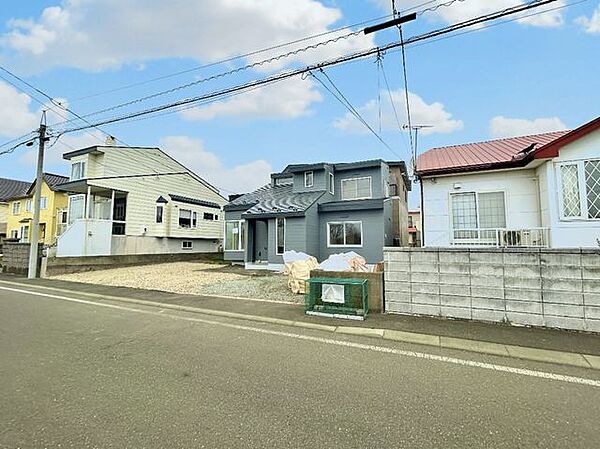 【リフォーム済　外観】外壁・屋根は塗装済みで、外観も良好に保たれています。駐車場は並列4台可能で、複数台所有でも安心。さらに物置もあり、収納面も充実しています。