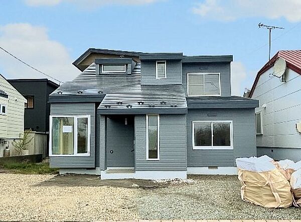 【リフォーム済　外観】外壁・屋根は塗装済みで、外観も良好に保たれています。駐車場は並列4台可能で、複数台所有でも安心。さらに物置もあり、収納面も充実しています。