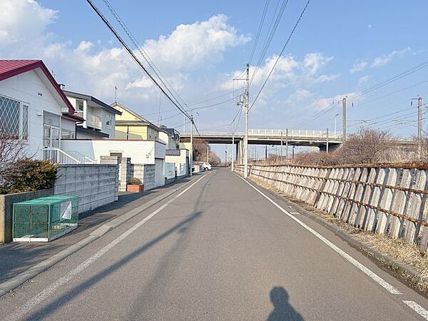【前面道路】南側約6.5mの公道に接しており、日当たりや開放感も期待できる立地です。車の出し入れもしやすく、日常の利便性にも優れています。