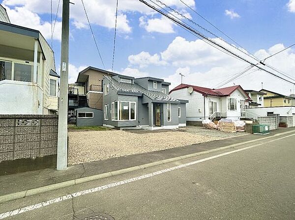 【リフォーム済　外観】外壁・屋根は塗装済みで、外観も良好に保たれています。駐車場は並列4台可能で、複数台所有でも安心。さらに物置もあり、収納面も充実しています。
