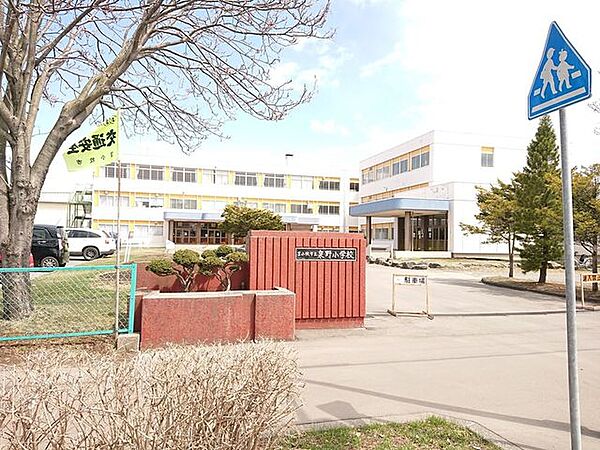 【小学校】泉野小学校まで約900ｍ徒歩約12分です。小学校が近いと安心ですね。