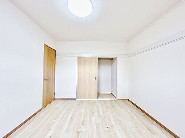 【リフォーム済　1階洋室】クロス・床・照明をリフレッシュした、明るく清潔感のある1階洋室です。収納も備えており、寝室や書斎などライフスタイルに合わせて柔軟に使えるお部屋です。