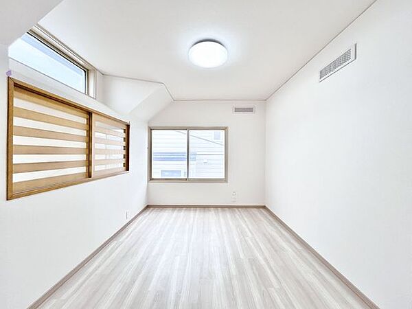 【リフォーム済　洋室6帖(西側)】クロス・床・照明をリフレッシュした2階洋室で、明るく清潔感のあるお部屋です。収納も備え、2面採光で日当たり・通風ともに良好な快適空間です。