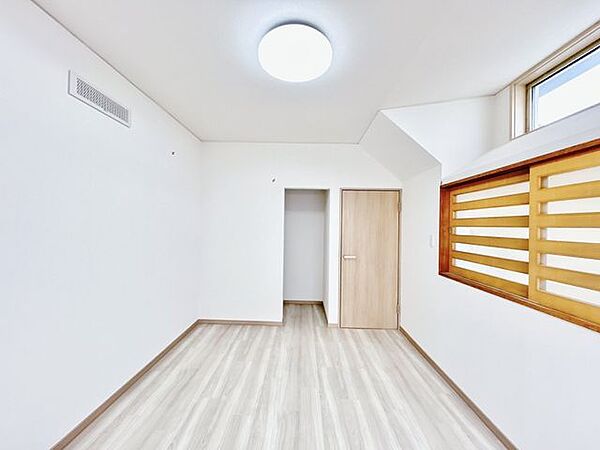 【リフォーム済　洋室6帖(西側)】クロス・床・照明をリフレッシュした2階洋室で、明るく清潔感のあるお部屋です。収納も備え、2面採光で日当たり・通風ともに良好な快適空間です。