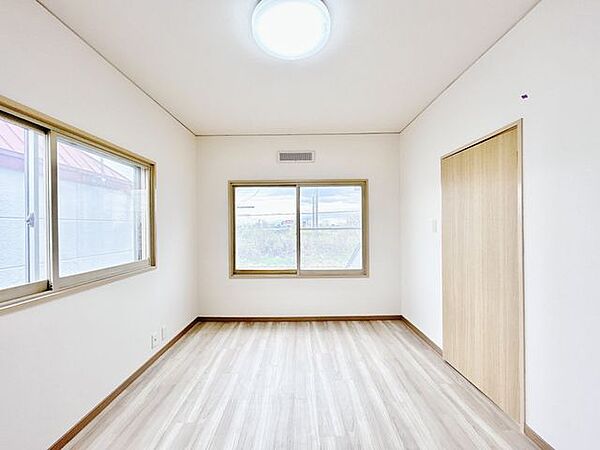 【リフォーム済　洋室6帖(東側)】2面採光により明るく心地よい2階洋室です。クロス・床・照明をリフレッシュし、清潔感のある空間に仕上がっています。収納も備え、暮らしやすさに配慮されたお部屋です。