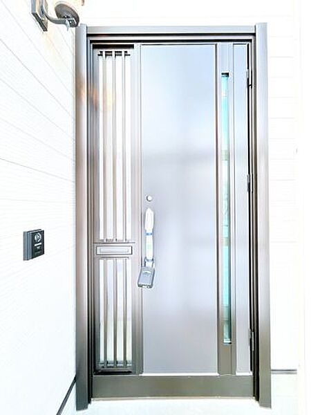 【リフォーム済＿玄関（外観）】玄関ドア、モニターフォンは新品交換いたしました。既設の玄関ドアと比較して、断熱性能も上がっております。