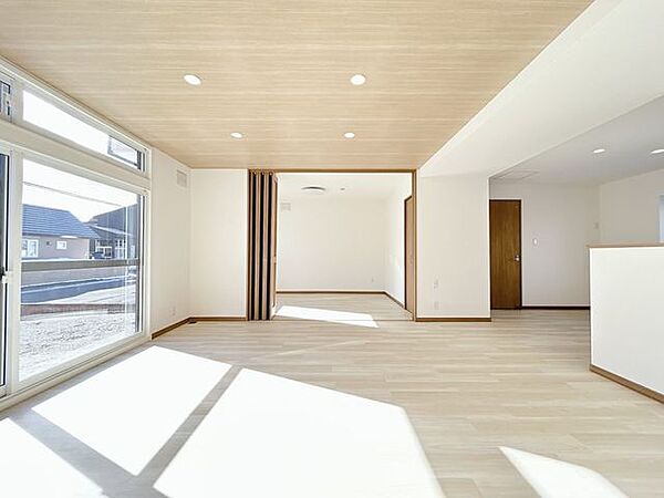 【リフォーム済＿リビング】フロアタイル上張、クロス張替、内サッシ交換、照明交換、建具交換等を行いました。開放的なLDKで一家団欒の時をお過ごしいただけます。