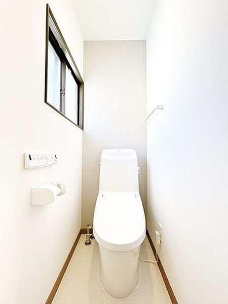 【リフォーム済＿トイレ】トイレは新品交換いたしました。クロス張替、クッションフロア張替、照明交換等も行ないました。直接お肌に触れる部分なので、新品だと嬉しいですね。