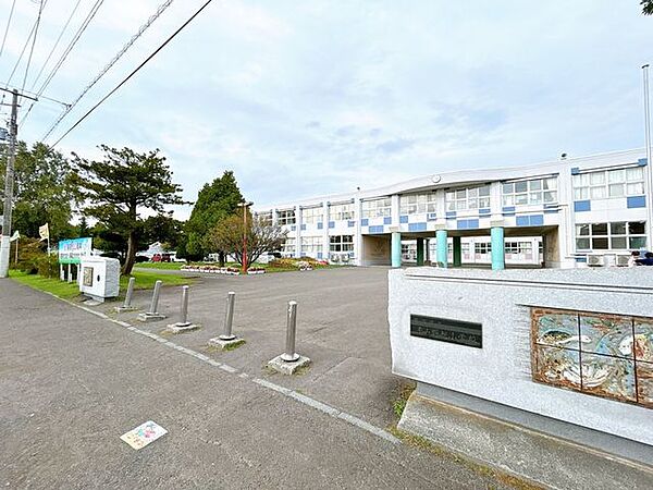 恵庭市立恵み野旭 【小学校】恵み野旭小学校まで約500ｍ（徒歩7分）です。徒歩圏内だと低学年のお子様の登下校も安心ですね。