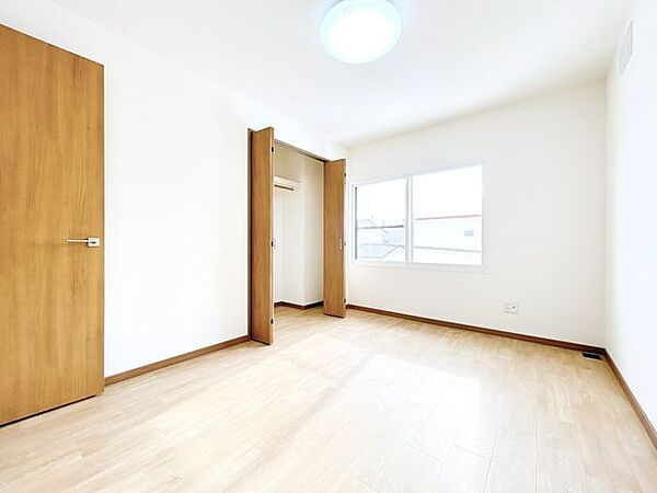 【リフォーム済＿2階南西側洋室6帖】和室だった空間を洋室に変更いたしました。併せて押し入れもクローゼット仕様に変更いたしました。南向きのため日当たりが良くお子様のお部屋におすすめです。