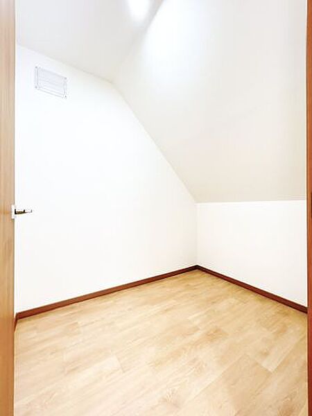【リフォーム済＿納戸】クッションフロア上張、クロス張替、照明交換、建具交換等を行いました。収納専用のお部屋（納戸）があるため、おうち全体を綺麗に保つことが出来ます。