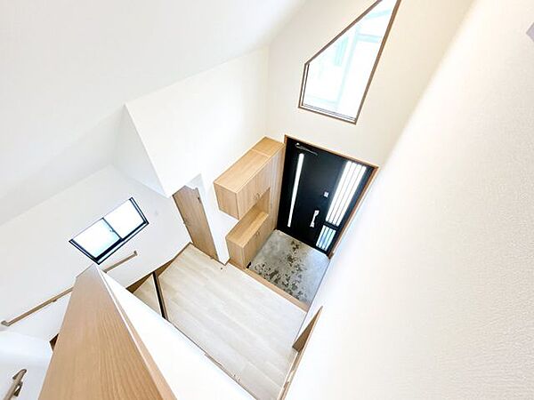 【リフォーム済＿吹き抜け】玄関ホールから2階にかけては吹抜けになっており、明るく開放感のある空間となっております。