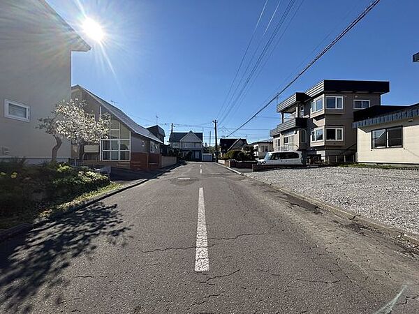 【前面道路】前面道路は幅員8.0ｍの公道となります。積雪のあるエリアですが、幅員8.0ｍあればひとまず安心ですね。