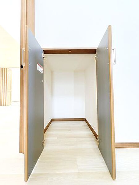 【リフォーム済＿玄関ホール物入】フロアタイル上張、クロス張替、建具交換等を行いました。日用品のストックや掃除用具を入れておくのに便利ですね。