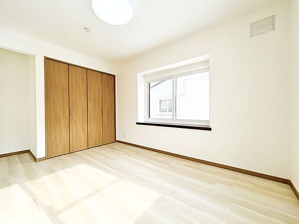 【リフォーム済＿1階南側洋室6帖】フロアタイル上張、クロス張替、内サッシ交換、照明交換、建具交換等を行いました。1階に居室が2つあるため、老後も安心の間取りです。