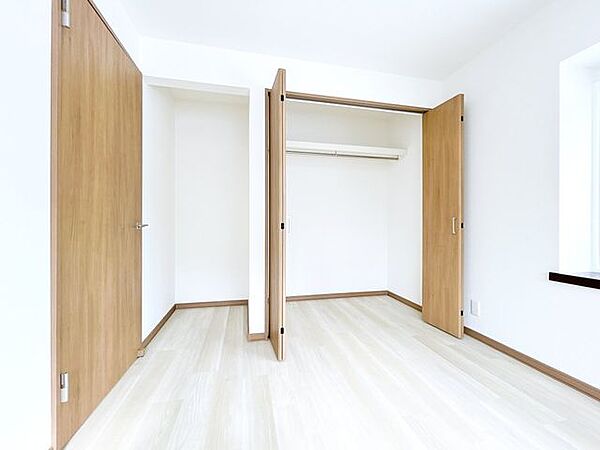 【リフォーム済＿1階南側洋室収納】フロアタイル上張、クロス張替、建具交換等を行いました。ステンパイプ付きのため、洋服の収納にも便利です。