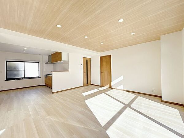 【リフォーム済＿リビング】フロアタイル上張、クロス張替、内サッシ交換、照明交換等を行いました。天井のアクセントクロスとダウンライトによって、より温かみのある空間になりました。