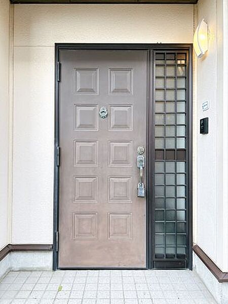 【リフォーム後／玄関外観】玄関外側は照明設置、建付け調整と鍵の交換を行いました。カラーモニター付きのインターホンに交換したため、訪問者を確認してから対応ができます。