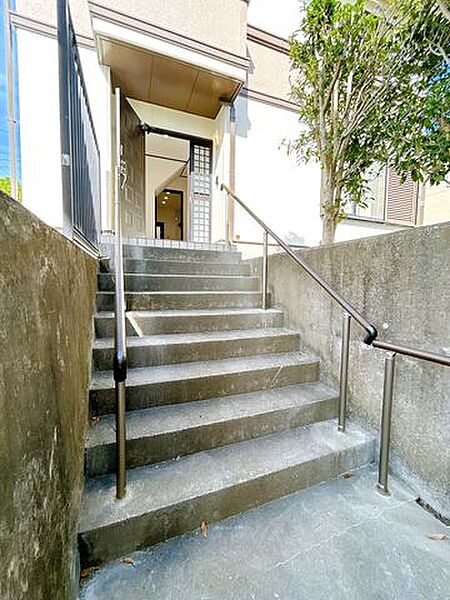 【リフォーム済／アプローチ階段】玄関までのアプローチ階段には手すりを設置しております。お年寄りや小さなお子さんでも安心ですね。