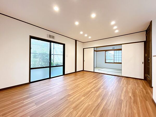【リフォーム済／LDK】フロアタイル上張り、クロス貼替え、照明交換を行います。隣室の和室も含めると約20帖の広さになります。