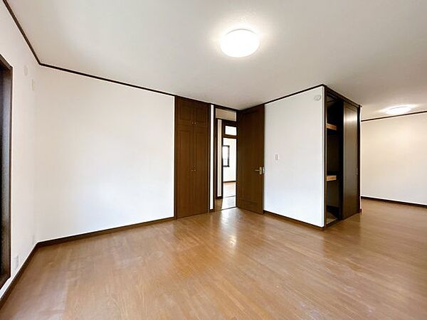 【リフォーム後／2階約13帖洋室】2階13帖の洋室は照明交換、建具の建付け調整、フローリングのワックス掛けを行いました。