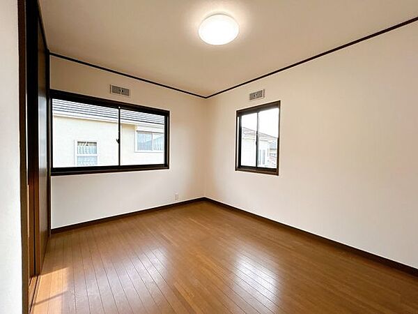 【リフォーム後／2階南側約6帖洋室】2階南側の洋室は照明交換、建具の建付け調整、フローリングのワックス掛けを行いました。