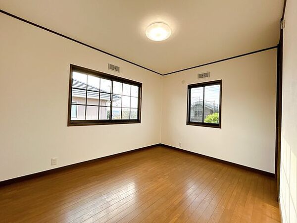 【リフォーム後／2階北側約6帖洋室】2階北側の洋室は照明交換、建具の建付け調整、フローリングのワックス掛けを行いました。