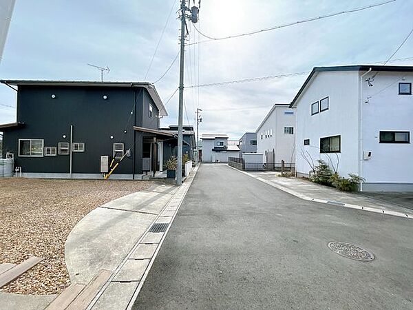 【前面道路】舗装された幅約6ｍの道路に面しています。車の出し入れも落ち着いて行っていただけます。
