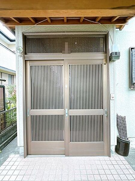 【リフォーム前/玄関外観】玄関は鍵交換、照明交換、モニターホン設置を行います。