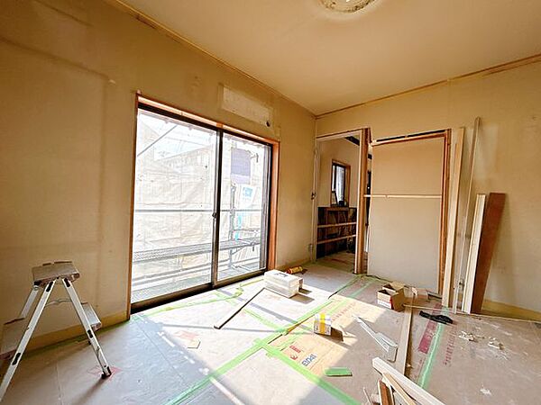 【リフォーム中／1階西側洋室】（8/2撮影）フローリング張り、クロス貼替え、建具交換、照明交換を行います。