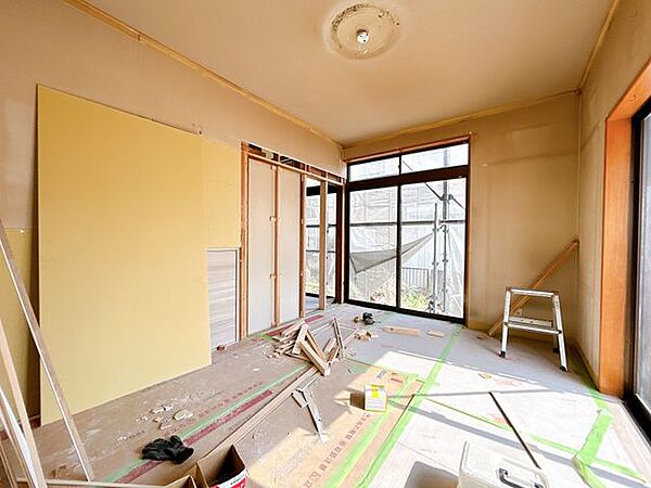 【リフォーム中／2階西側洋室】（8/2撮影）2階の和室はそれぞれ洋室に仕様変更いたします。フローリング張り、建具交換、クロス貼替え、照明設置を行います。