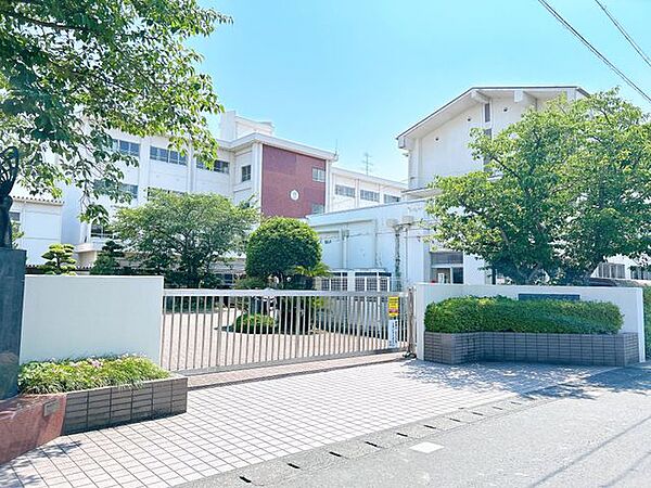 袋井市立袋井中学校 徒歩11分。 860m