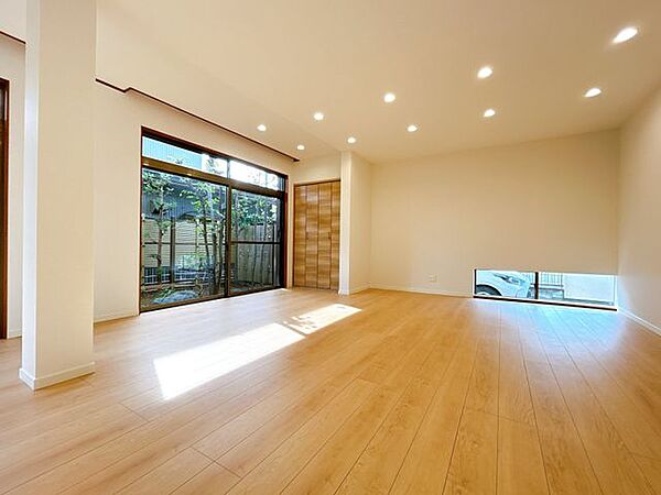 【リフォーム後／LDK】キッチン側から撮影したLDKです。リビング内に収納スペースがあるため、掃除機やお子様のおもちゃなど、用途に合わせてお使いいただけます。