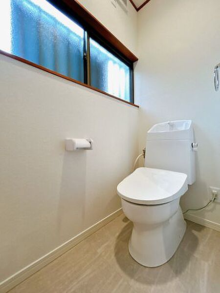 【リフォーム後／トイレ】毎日使用するトイレは洗浄便座付きトイレに新品交換済み。クロスやフロアの張替を一緒にすることで清潔感のある空間に。直接肌に触れる部分は新品がいいですね。