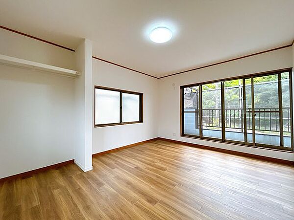 【リフォーム中／2階10帖洋室】2階10帖洋室はフロアタイル張り、クロス貼替え、建具交換、照明交換を行います。収納スペースを新設いたします。