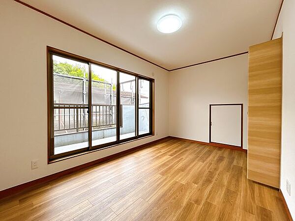 【リフォーム中／2階7.5帖洋室】2階7.5帖洋室はフロアタイル張り、クロス貼替え、建具交換、照明交換を行います。