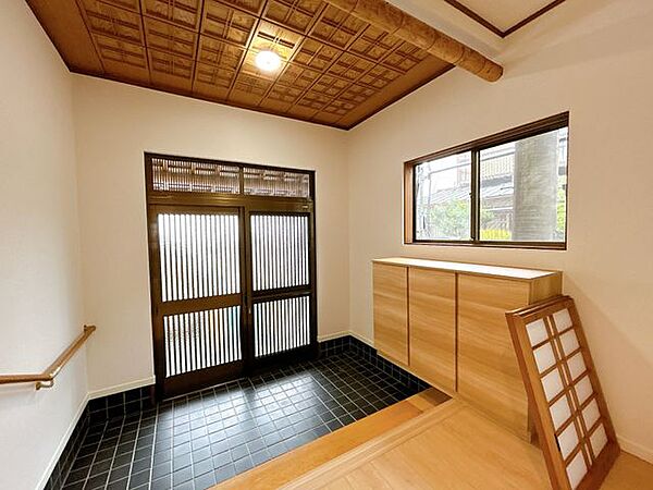 【リフォーム中／玄関内観】シューズボックスの交換、照明交換を行います。