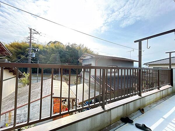 【ベランダ・眺望】住宅団地内にあって高層建物はないので、お洗濯ものは良く乾きそうですね。